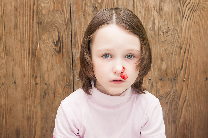 Trẻ có thể bị đau, chảy máu mũi hoặc bị viêm tai giữa nếu bố mẹ đặt bé nằm sai tư thế khi làm vệ sinh